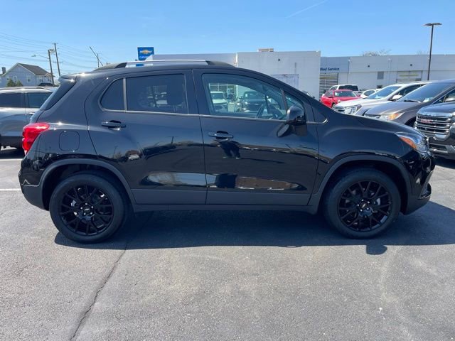 Used 2022 Chevrolet Trax LT w/ Midnight Edition image 9