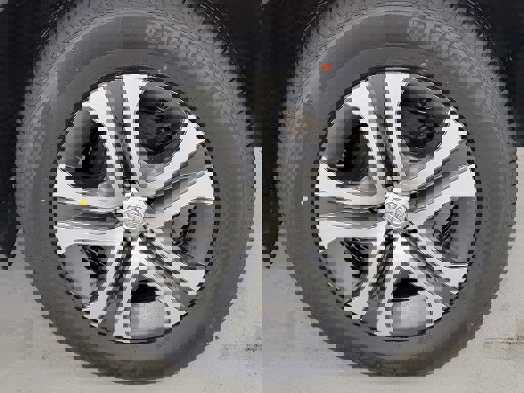 Used 2018 Toyota RAV4 LE image 10