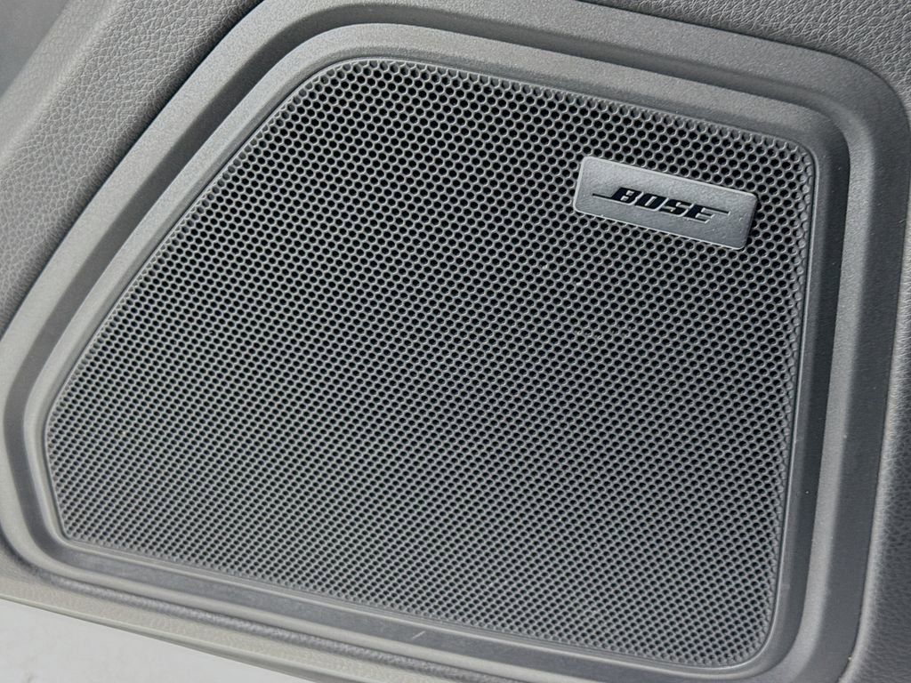 Certified 2025 Porsche Macan image 12