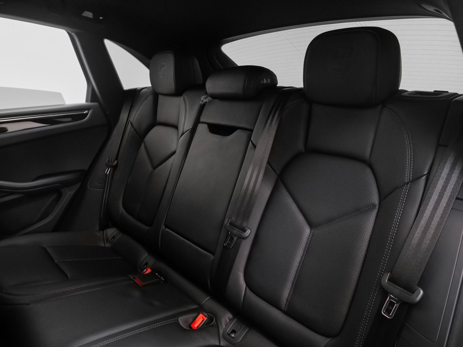 Certified 2025 Porsche Macan AWD/4WD image 38