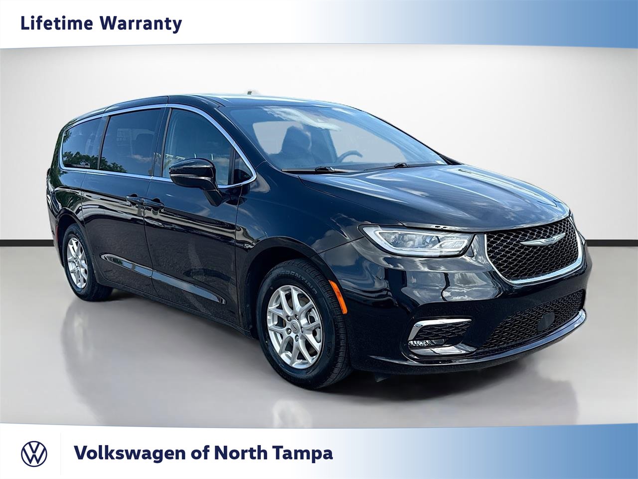 Used 2025 Chrysler Pacifica Select