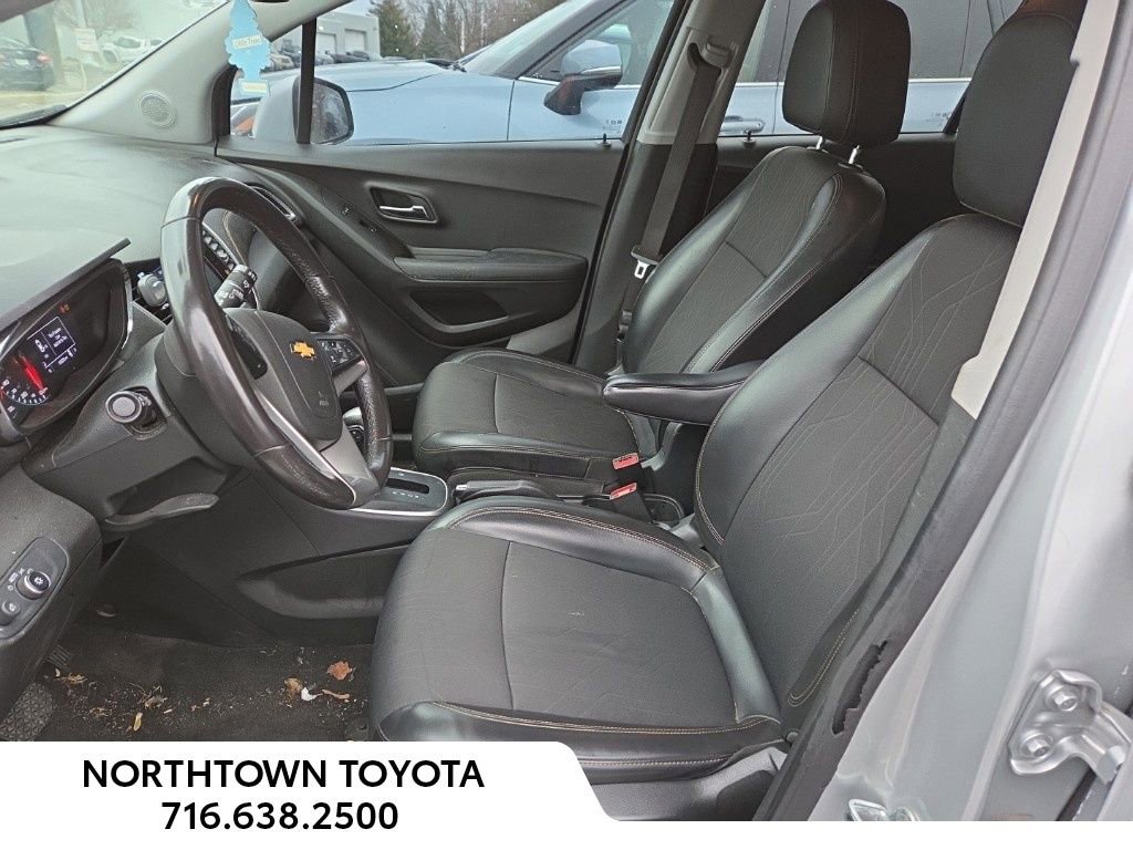 Used 2020 Chevrolet Trax LT w/ LT Convenience Package image 16
