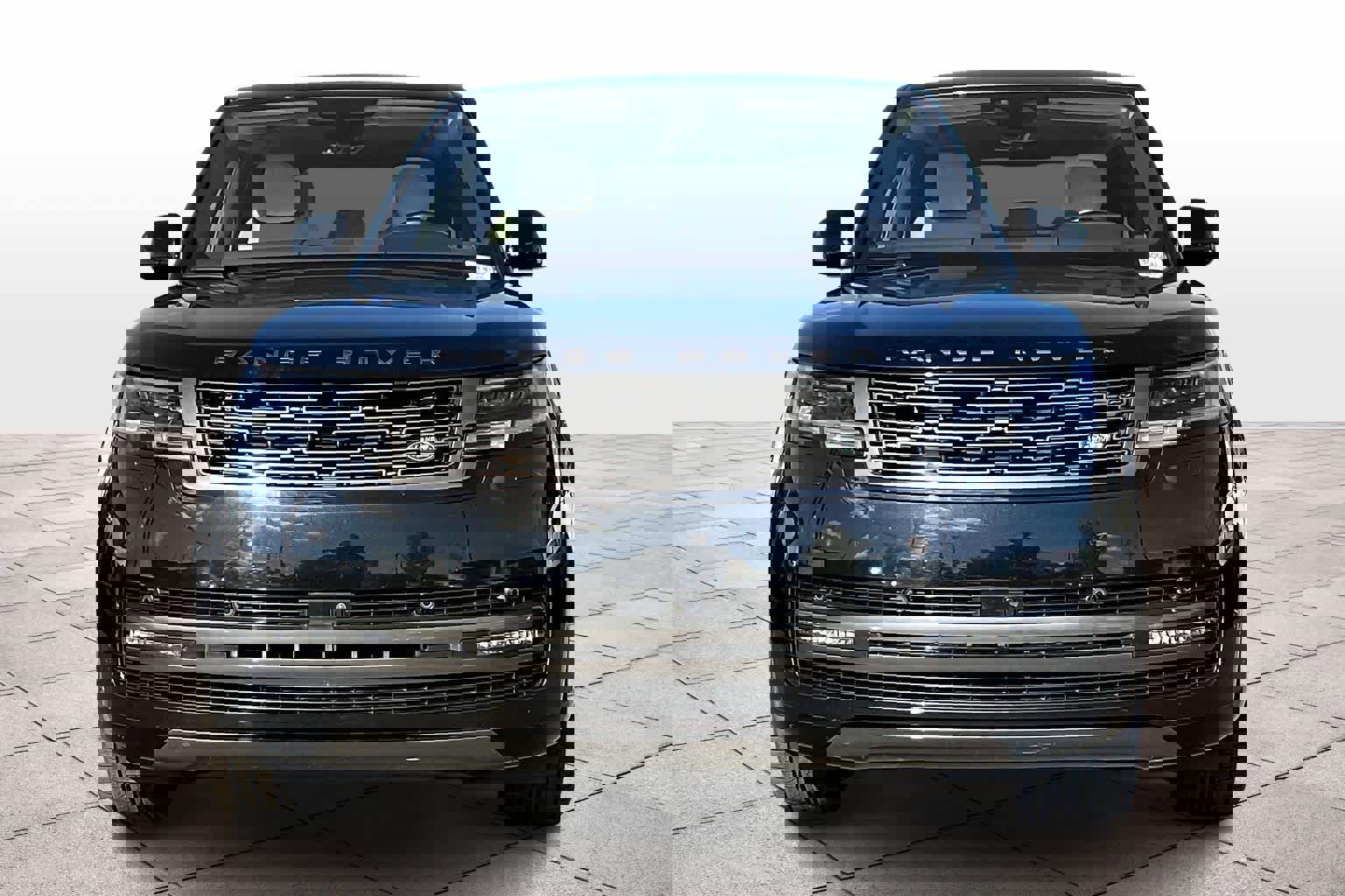 Used 2023 Land Rover Range Rover Long Wheelbase SE image 3