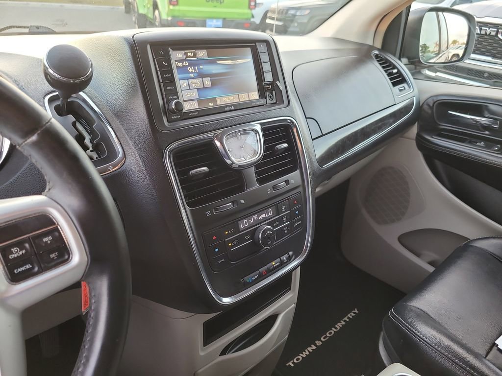 Used 2015 Chrysler Town & Country Touring image 21