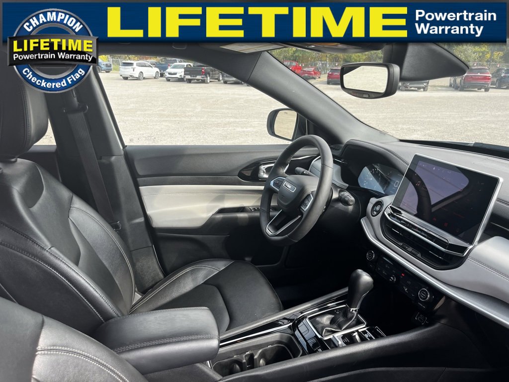 Used 2025 Jeep Compass Limited image 32