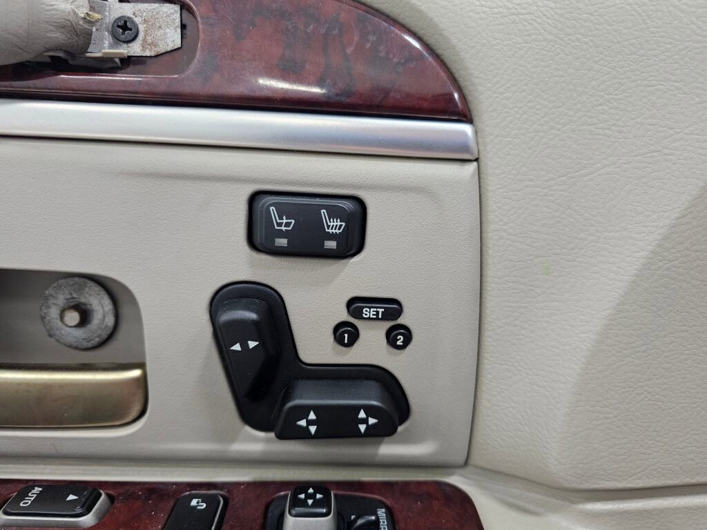 Used 2005 Lincoln Town Car Signature Limited image 25