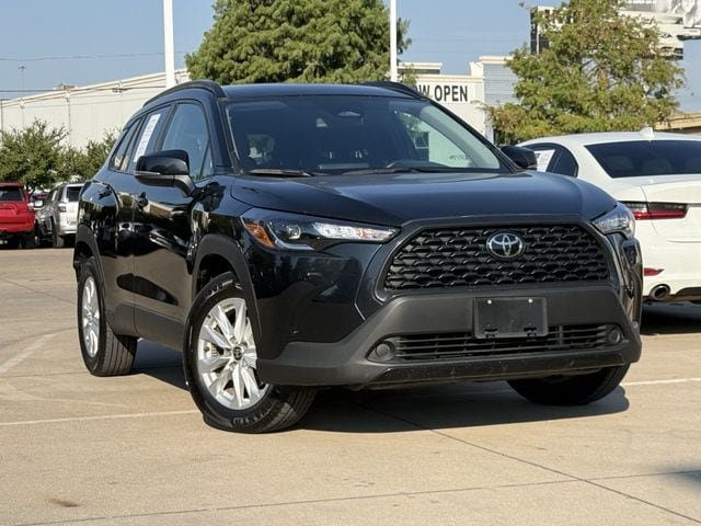 Used 2025 Toyota Corolla Cross LE FWD image 2