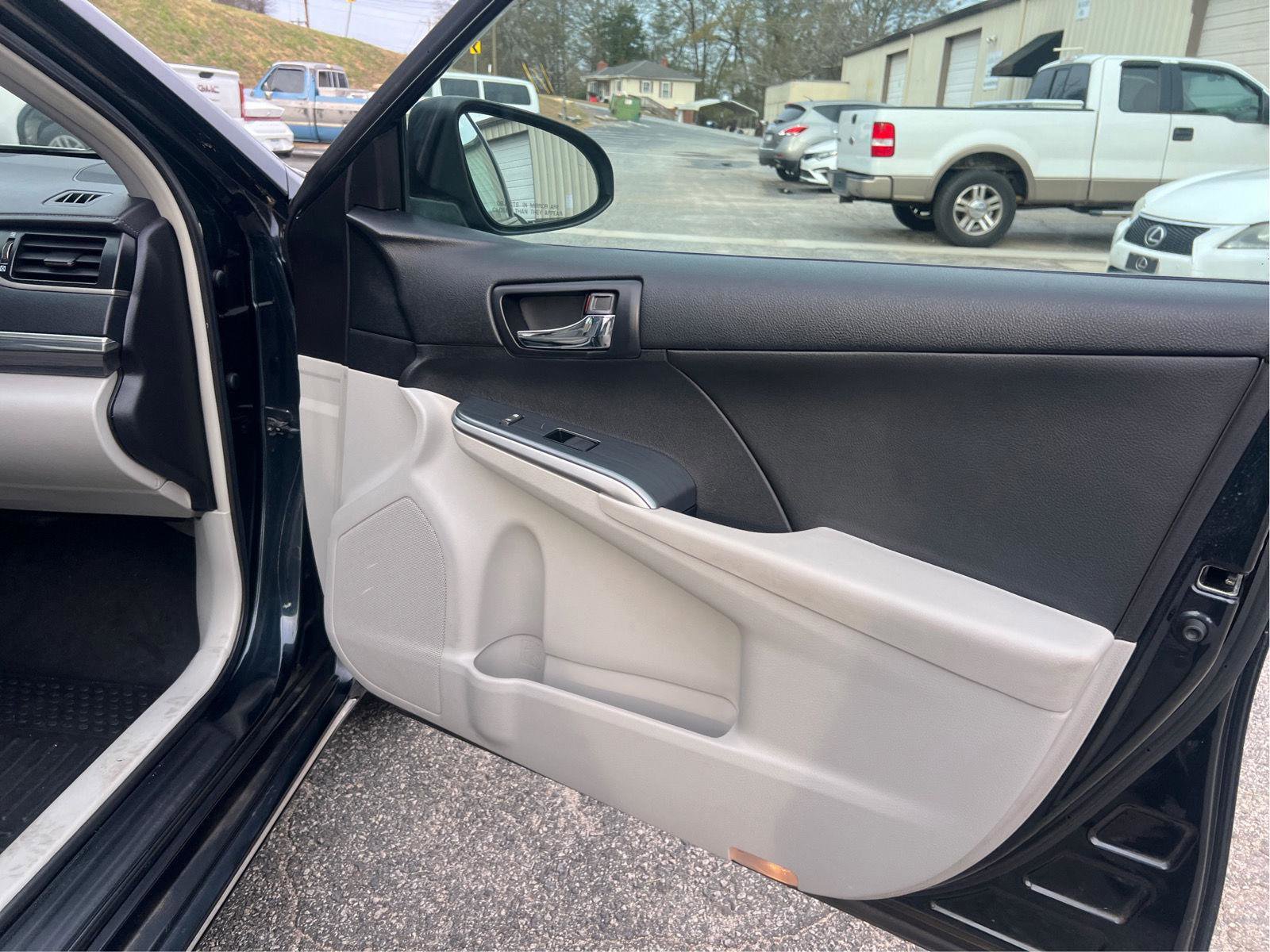 Used 2013 Toyota Camry LE image 12