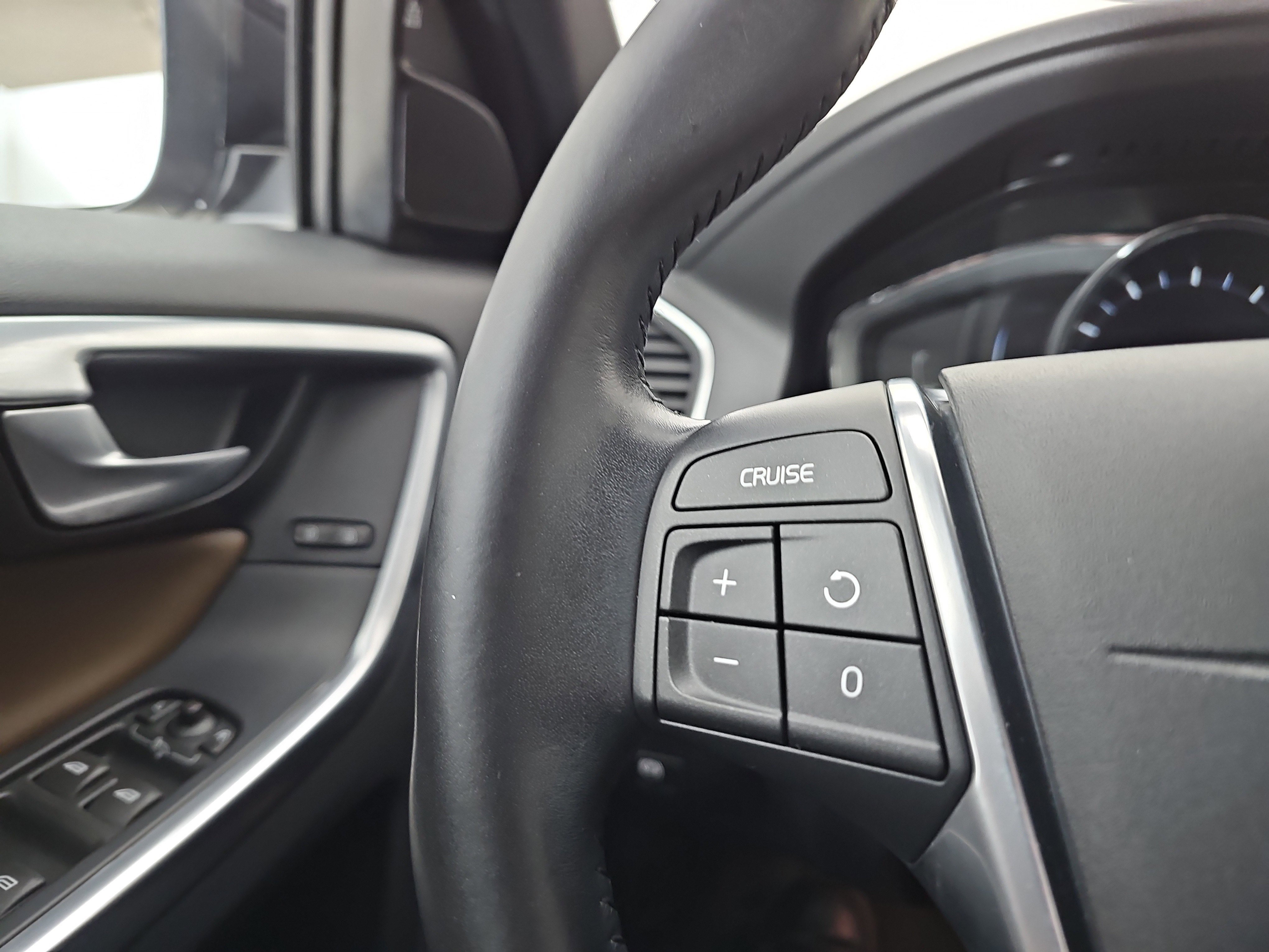 Used 2015 Volvo XC60 T5 image 32