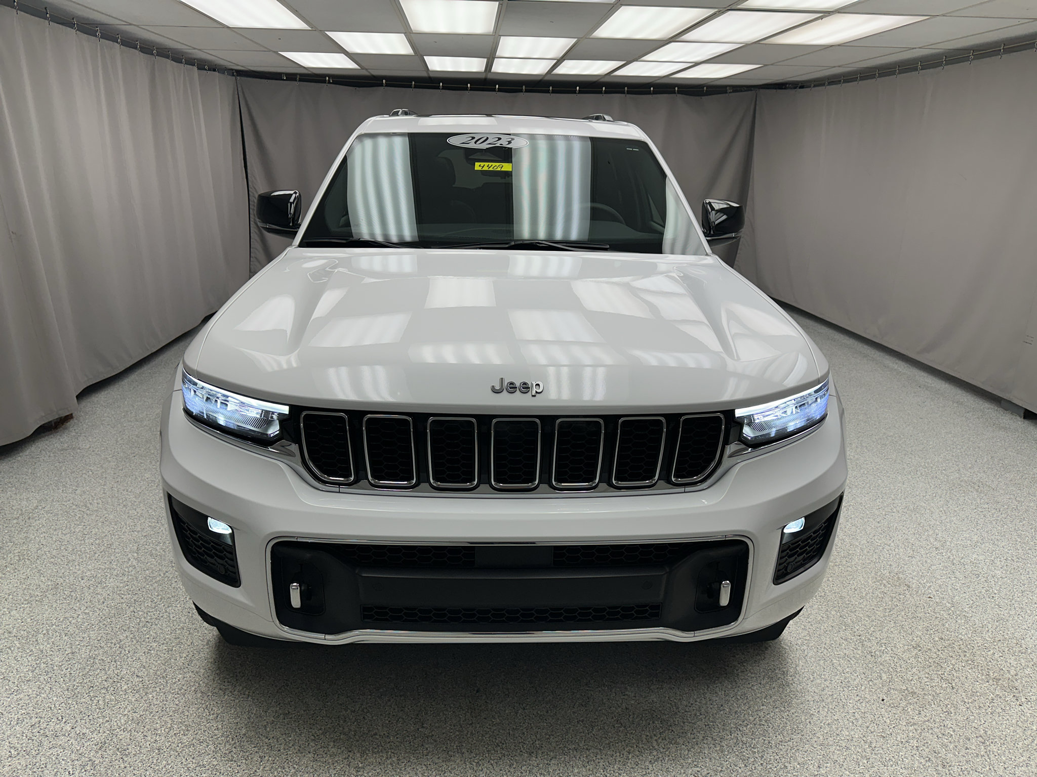 Used 2023 Jeep Grand Cherokee Overland w/ Luxury Tech Group IV AWD/4WD image 27