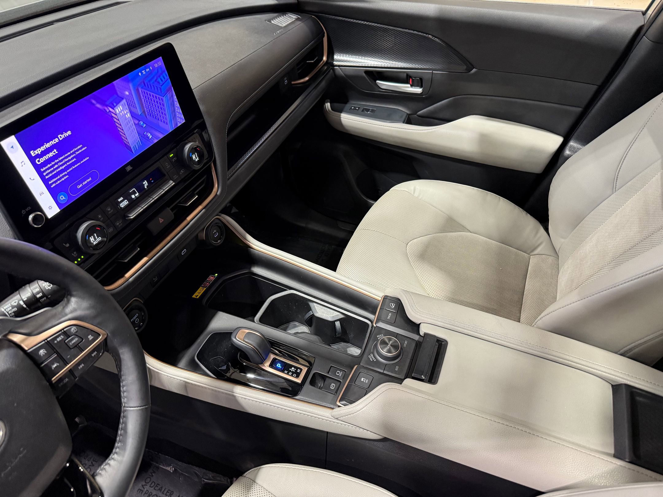 Used 2024 Toyota Grand Highlander AWD Hybrid image 32