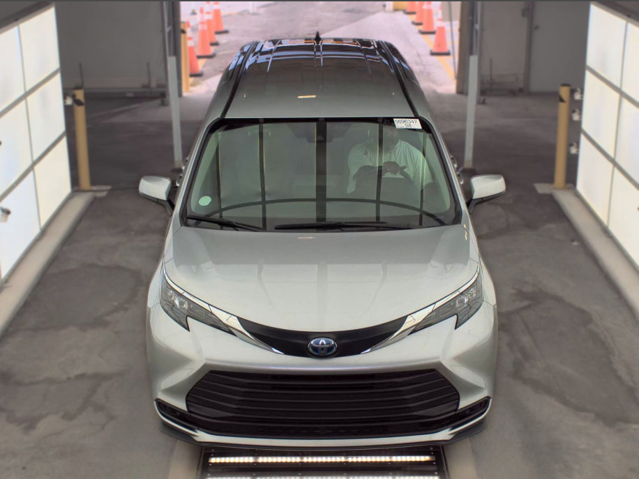 Used 2024 Toyota Sienna LE FWD video 3