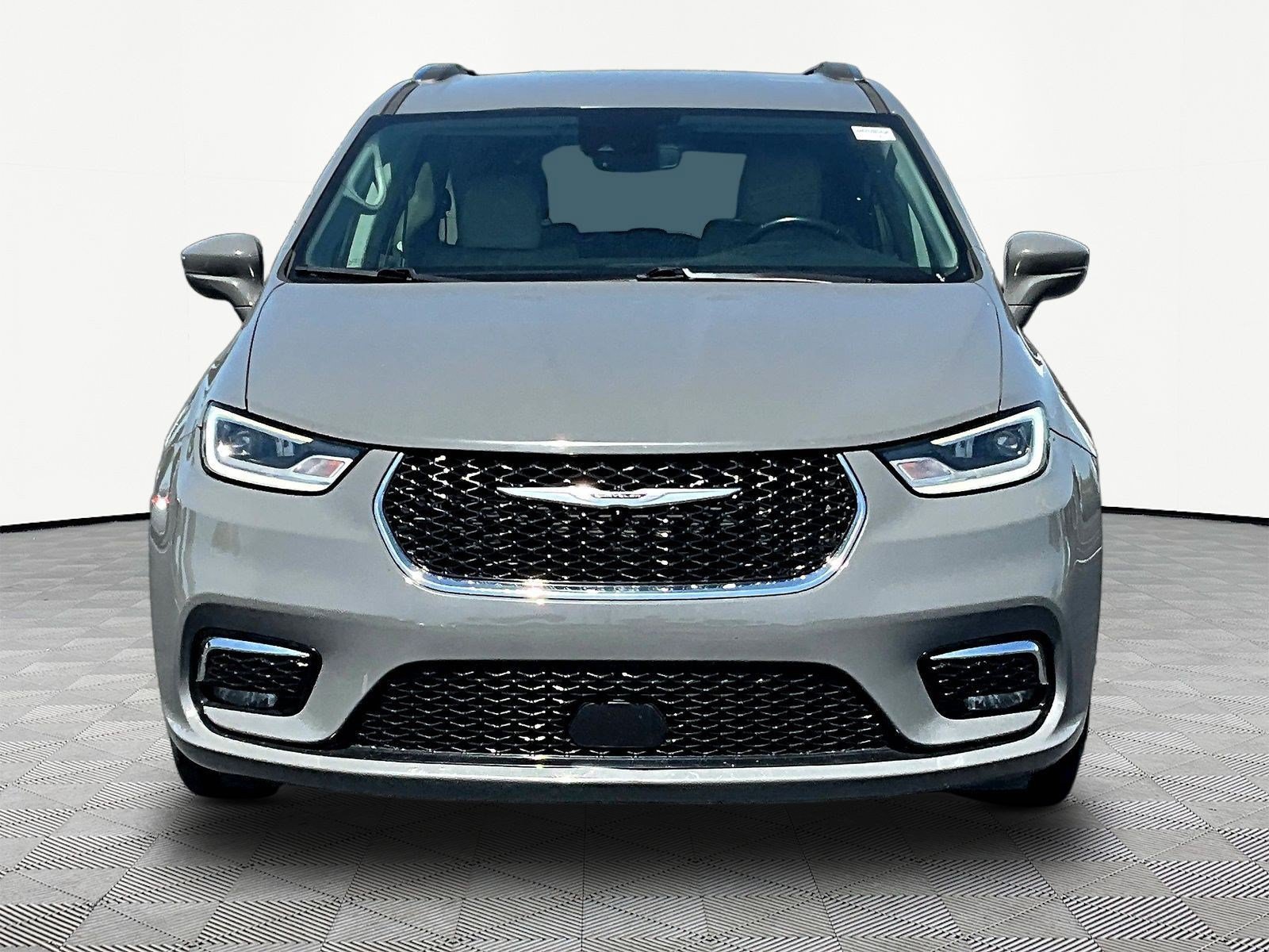 Used 2021 Chrysler Pacifica Touring-L FWD image 2