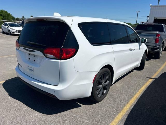 Used 2020 Chrysler Pacifica Touring w/ S Appearance Package FWD image 2
