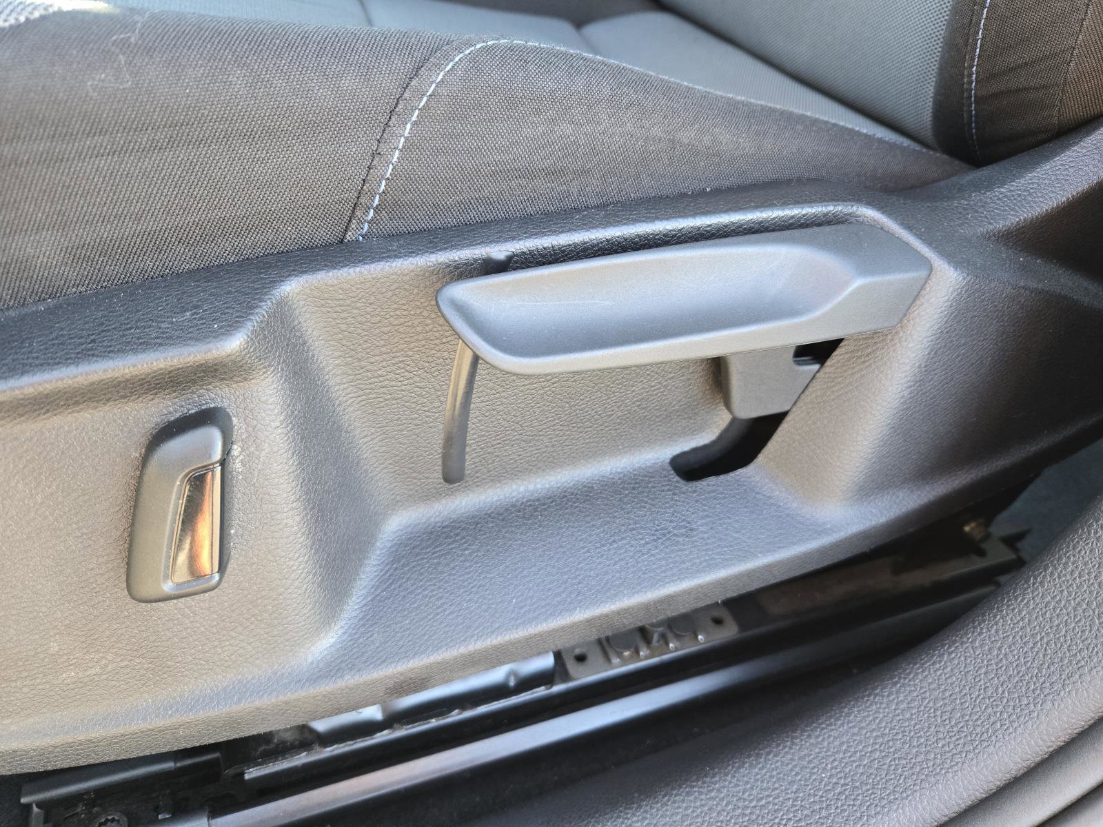 Used 2016 Volkswagen e-Golf SE w/ DC Fast Charging Package image 20