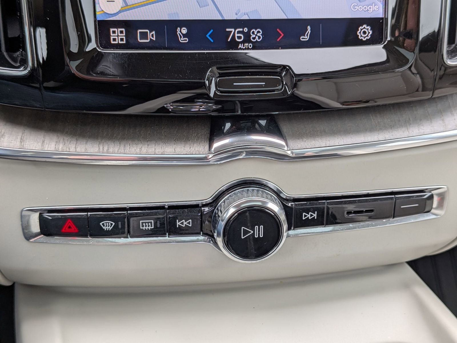 Used 2023 Volvo XC60 B5 Ultimate w/ Climate Package image 24