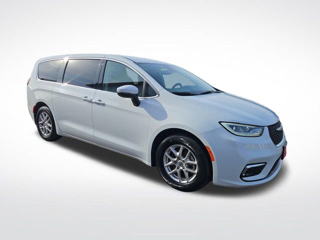 Used 2023 Chrysler Pacifica Touring-L FWD image 11