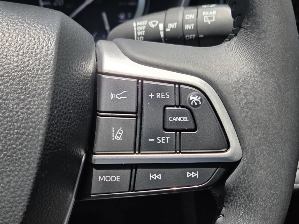 Used 2022 Toyota Highlander XSE FWD image 19