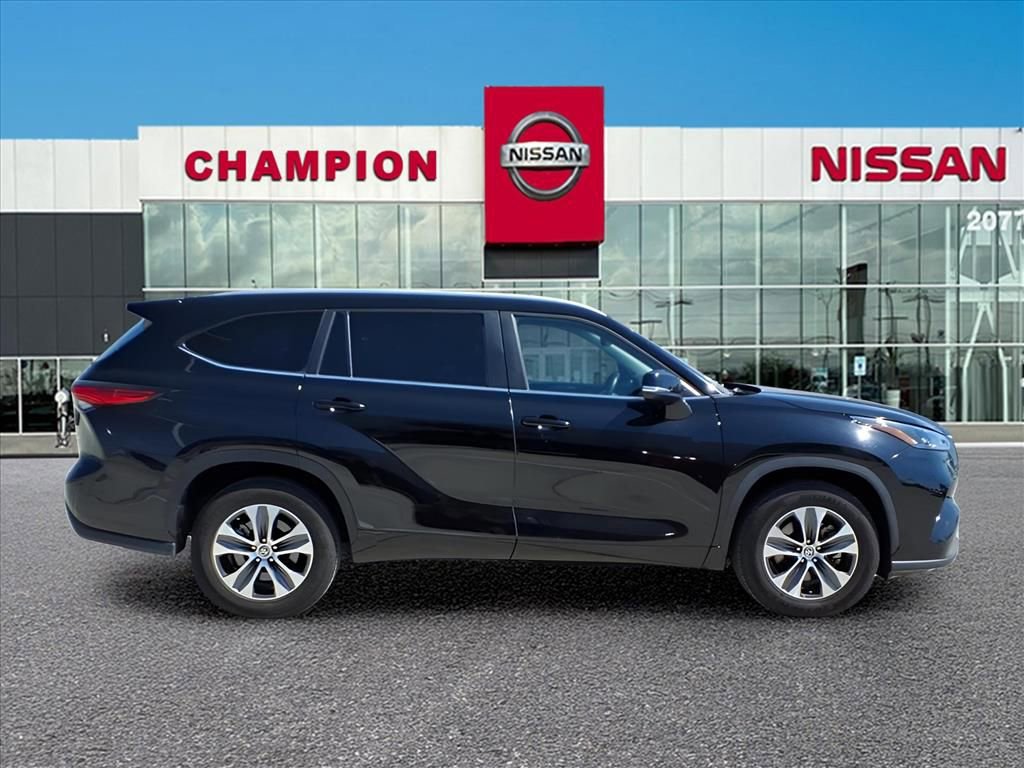 Used 2023 Toyota Highlander XLE image 8