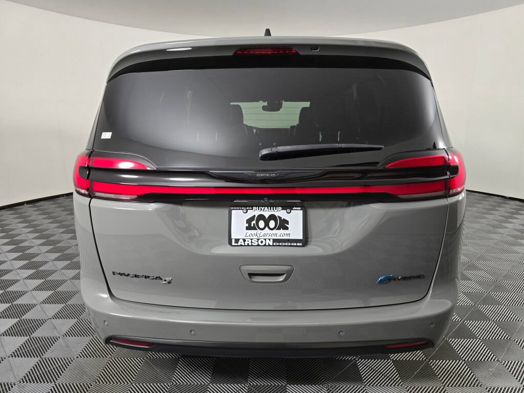 Used 2023 Chrysler Pacifica Limited w/ Uconnect Theater Family Group FWD image 4