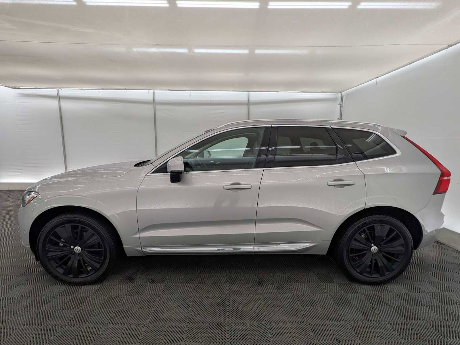Used 2022 Volvo XC60 B5 Inscription w/ Advanced Package image 3