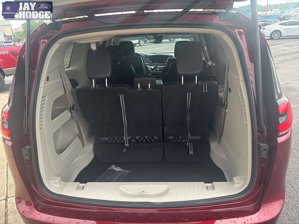 Used 2023 Chrysler Pacifica Touring-L image 5