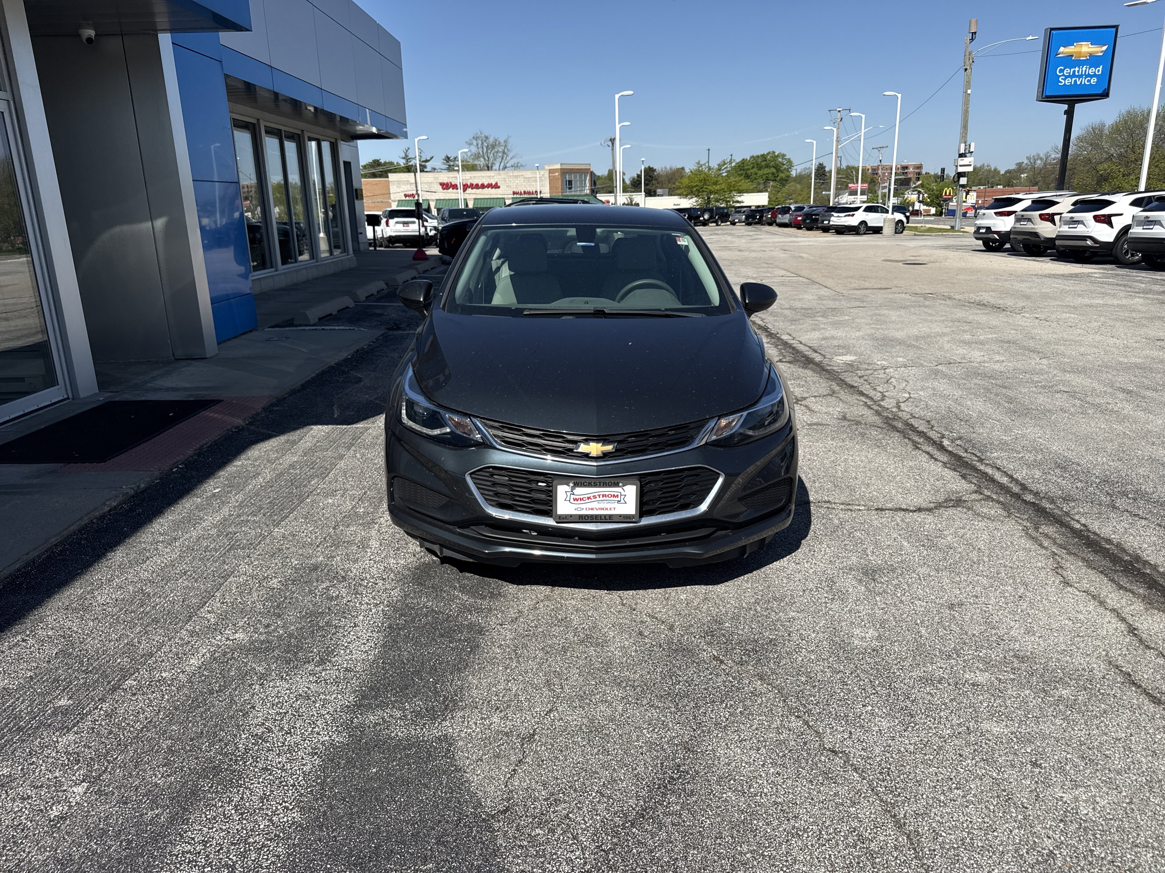 Used 2018 Chevrolet Cruze LT w/ Convenience Package FWD image 3