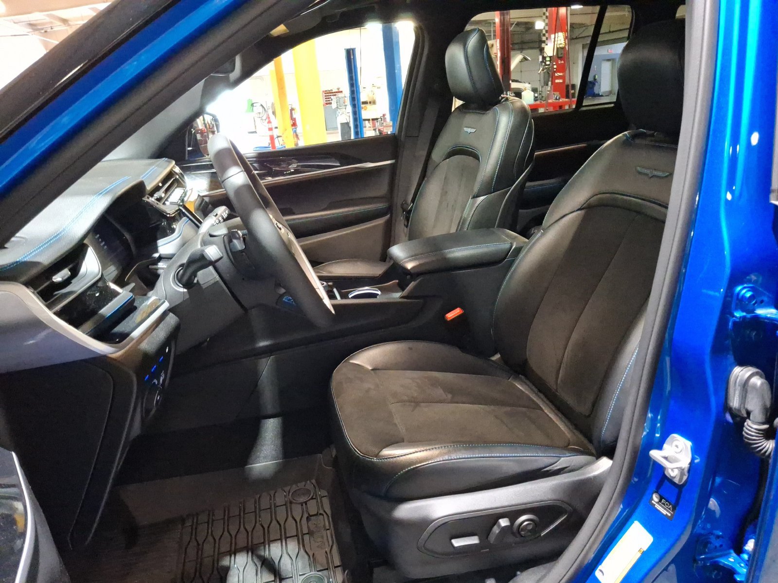 Certified 2024 Jeep Grand Cherokee Trailhawk AWD/4WD image 15