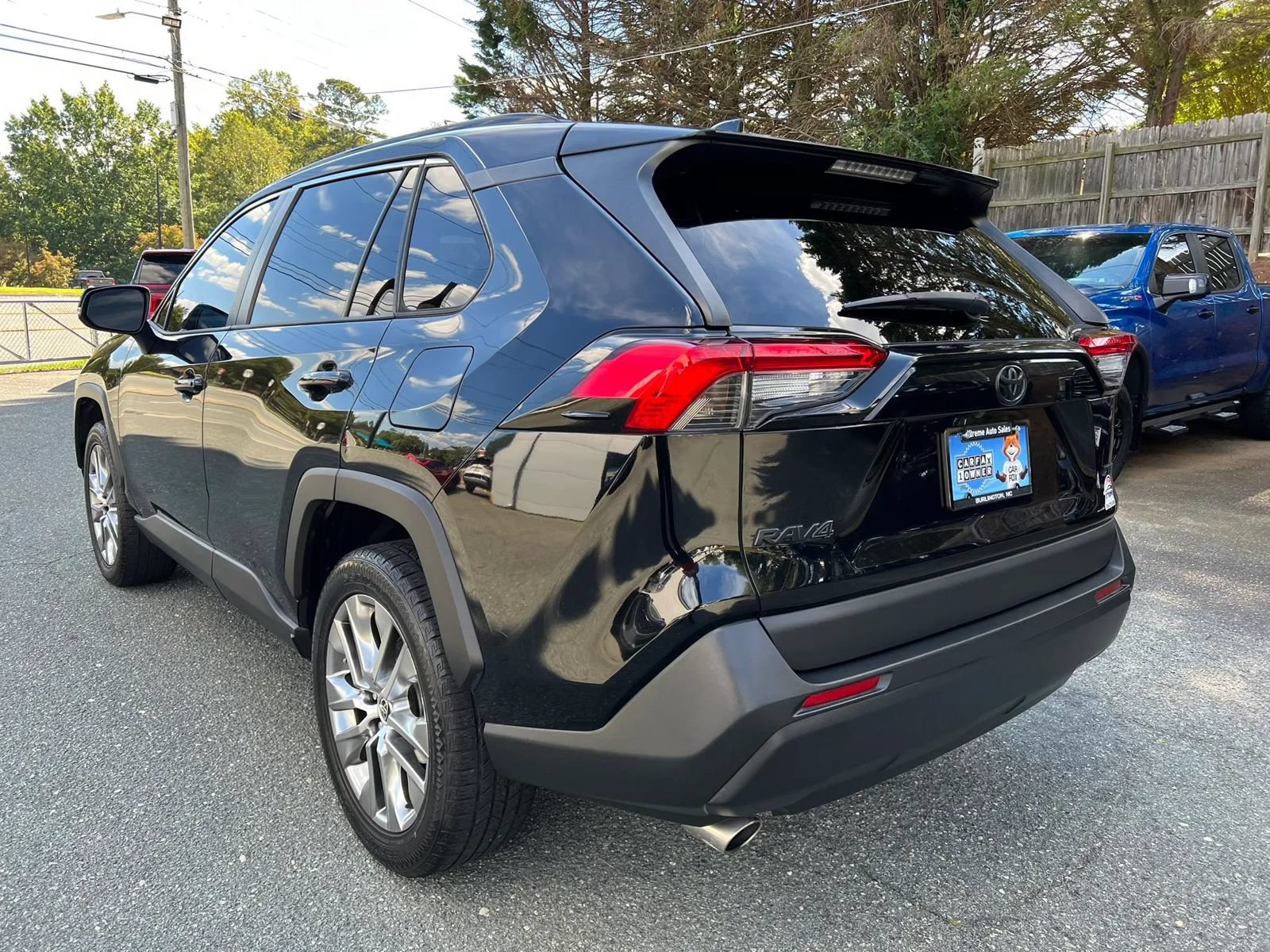 Used 2021 Toyota RAV4 XLE Premium FWD image 5
