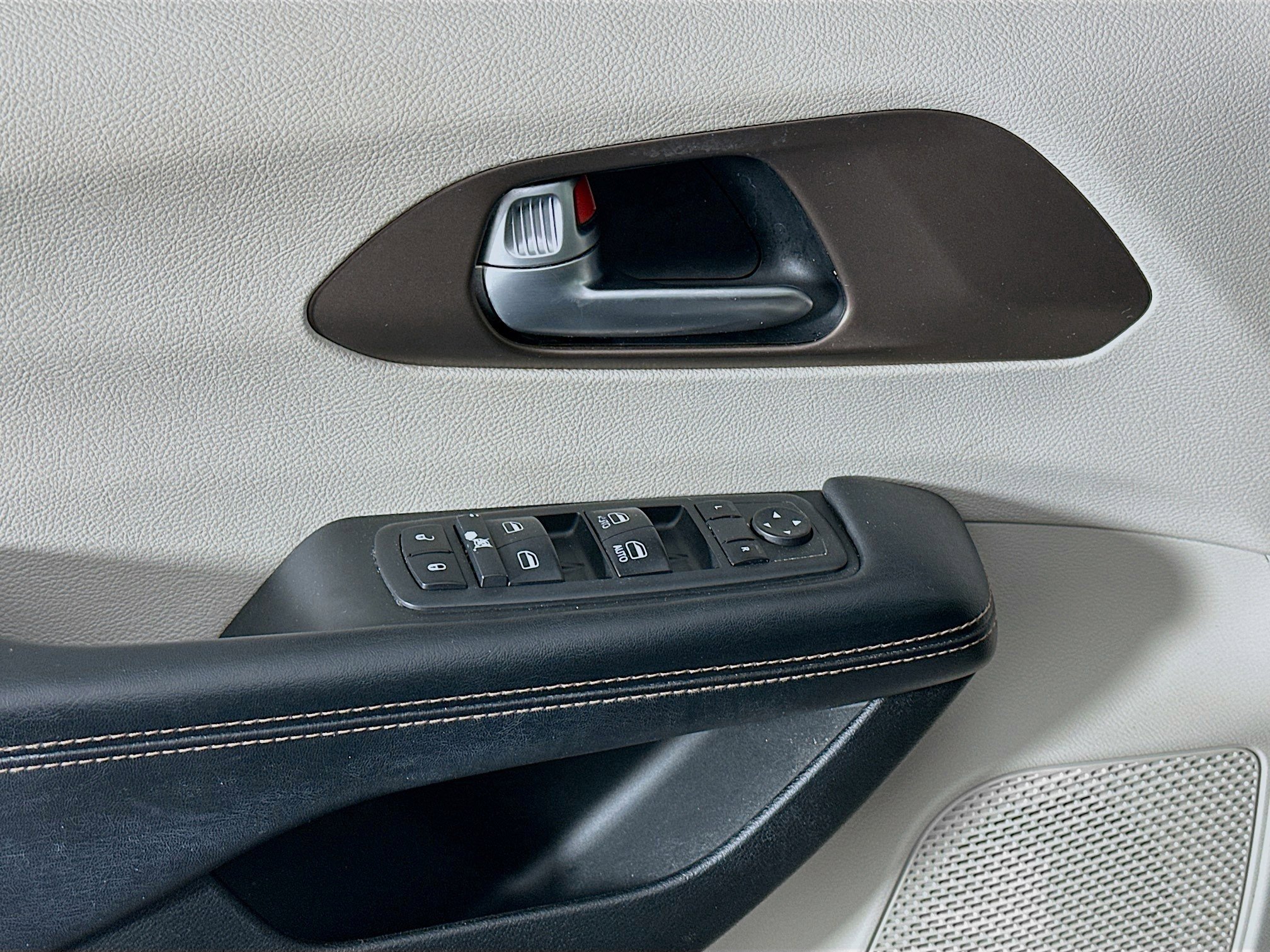 Used 2018 Chrysler Pacifica L image 13