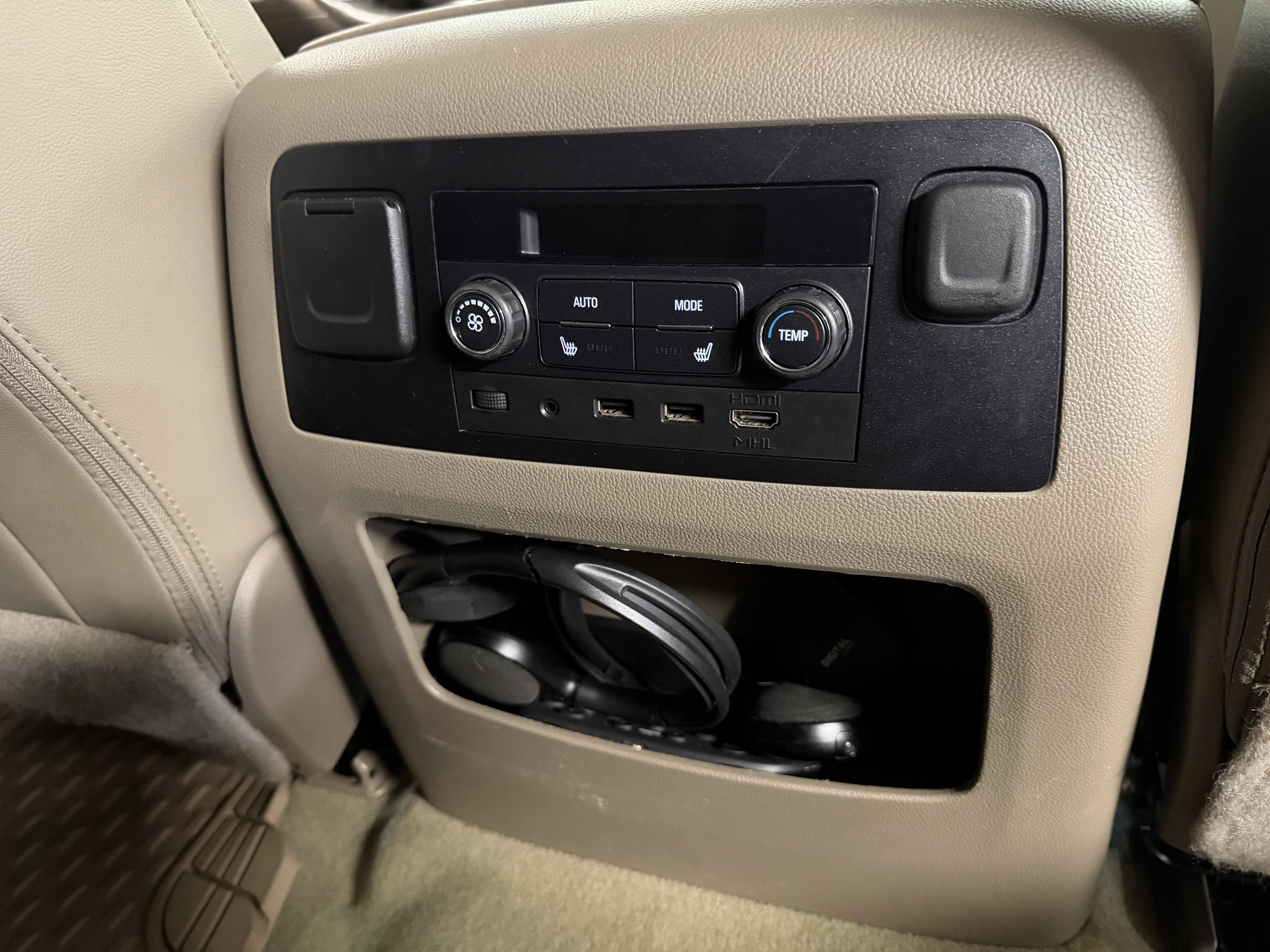 Used 2017 GMC Yukon SLT w/ Premium Edition AWD/4WD image 26