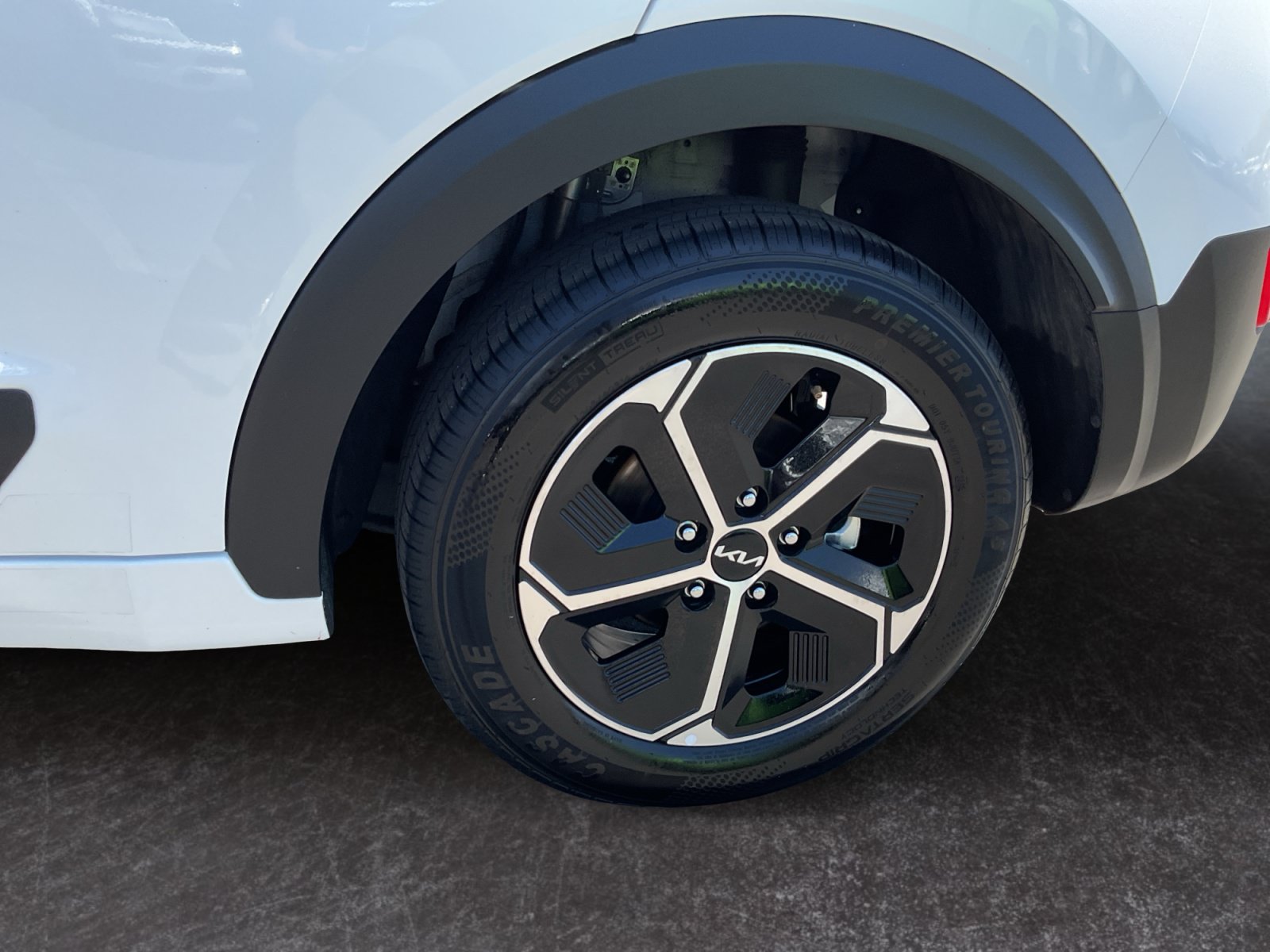 Used 2025 Kia Niro LX FWD image 9