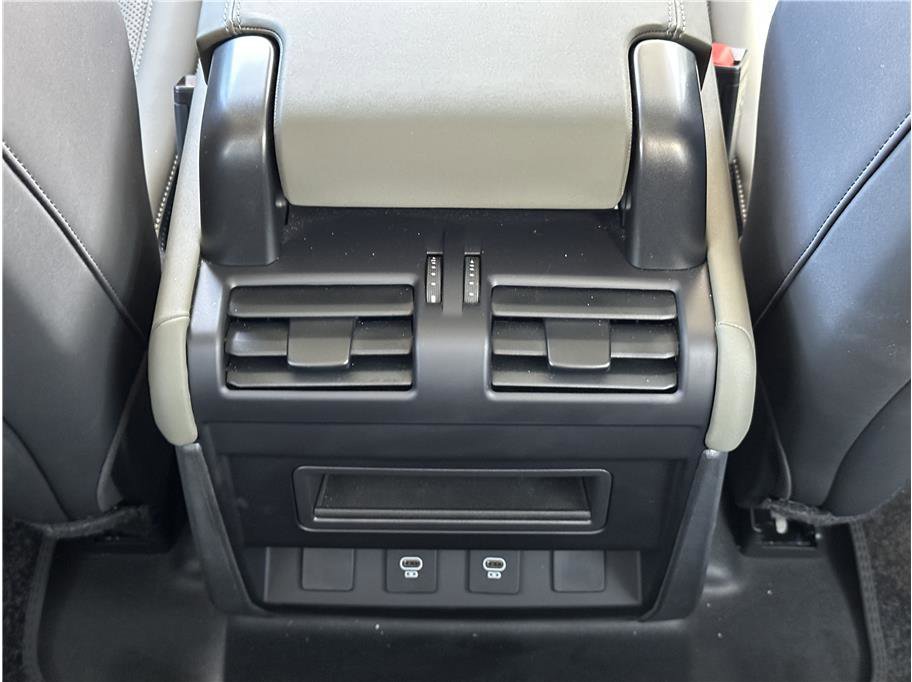 Used 2025 Land Rover Defender 90 S image 21