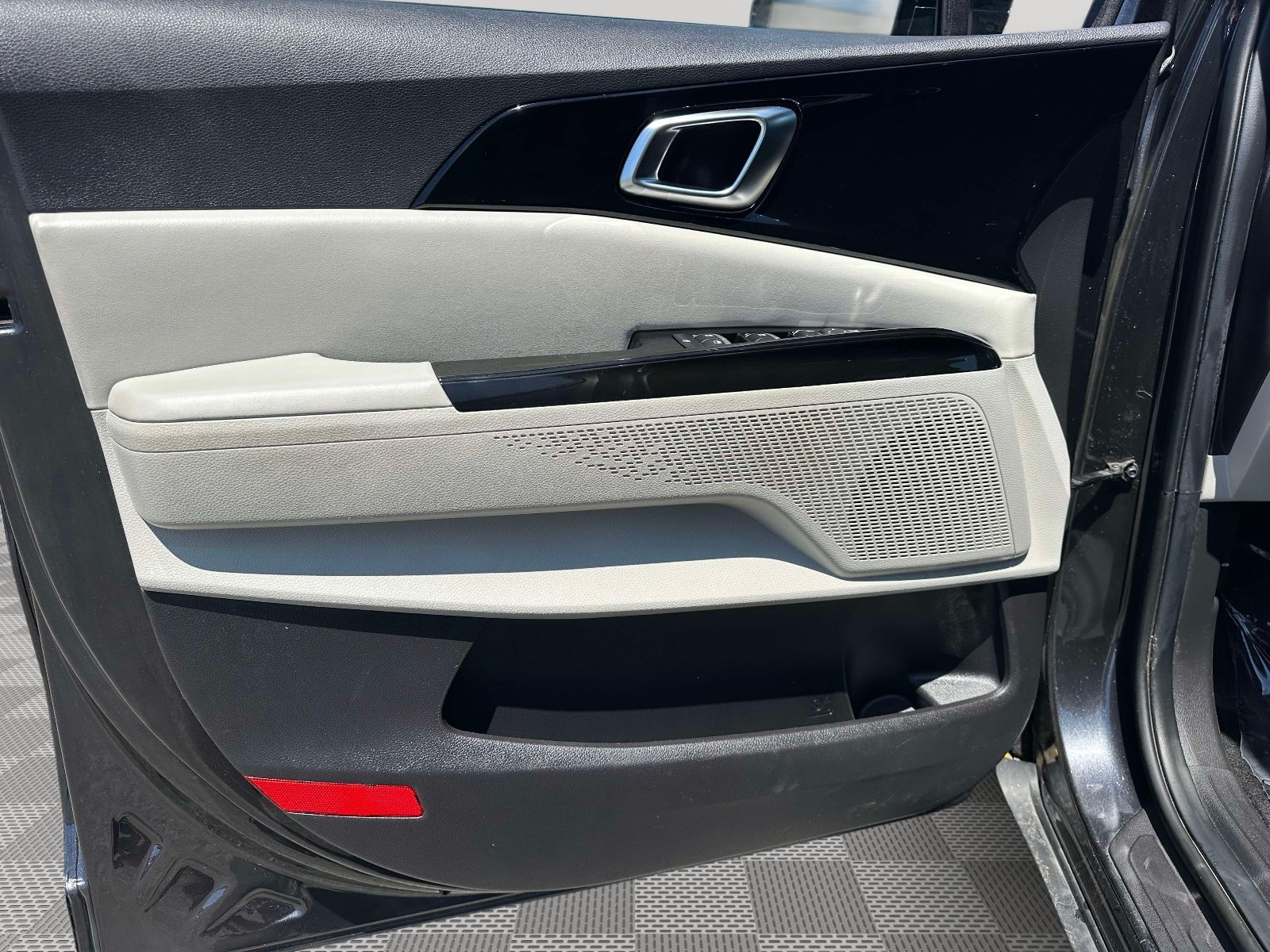 Used 2024 Kia Carnival EX FWD image 15