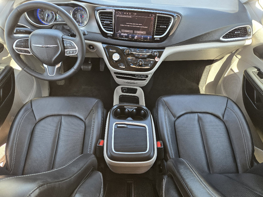 Used 2024 Chrysler Pacifica Touring-L image 5
