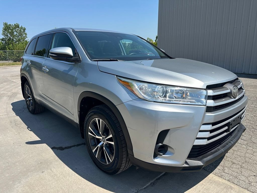 Used 2019 Toyota Highlander LE AWD/4WD image 3