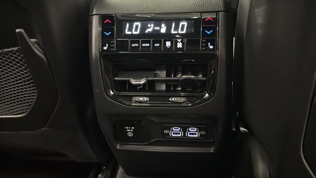 Used 2022 Jeep Grand Cherokee Overland w/ Luxury Tech Group IV AWD/4WD image 36