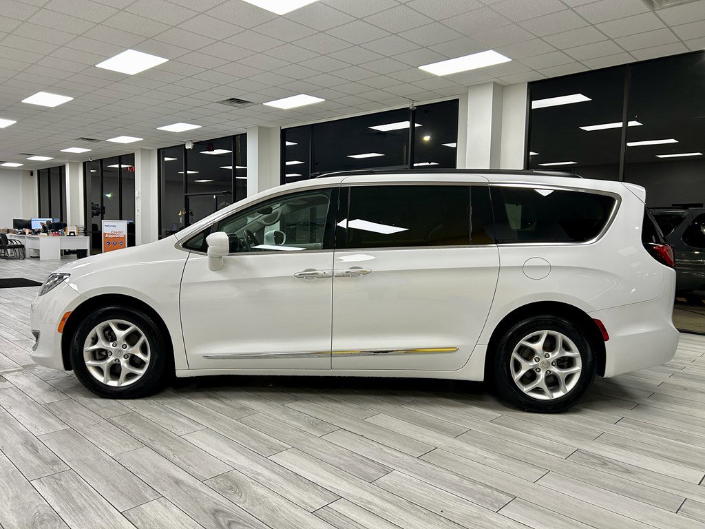 Used 2017 Chrysler Pacifica Touring-L w/ Tire & Wheel Group image 4
