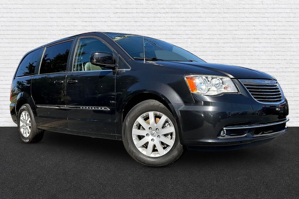 Used 2015 Chrysler Town & Country Touring FWD image 3