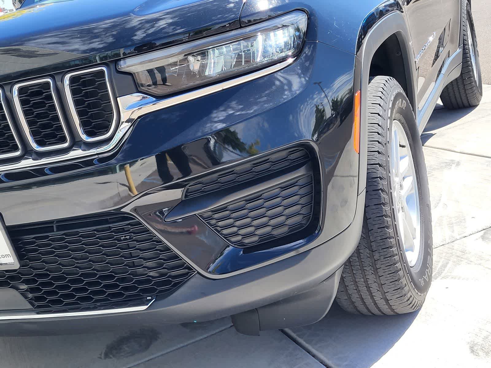 Used 2023 Jeep Grand Cherokee Laredo w/ Luxury Tech Group I AWD/4WD image 7