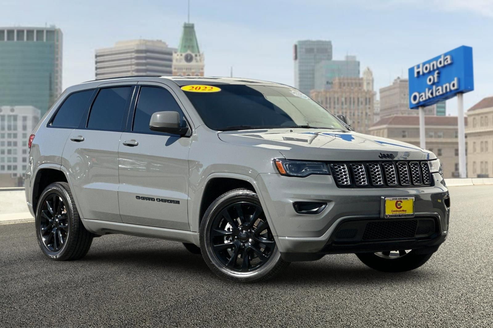 Used 2022 Jeep Grand Cherokee Laredo X image 2
