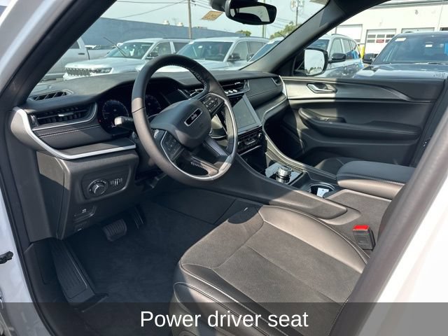 Used 2024 Jeep Grand Cherokee Altitude AWD/4WD image 9