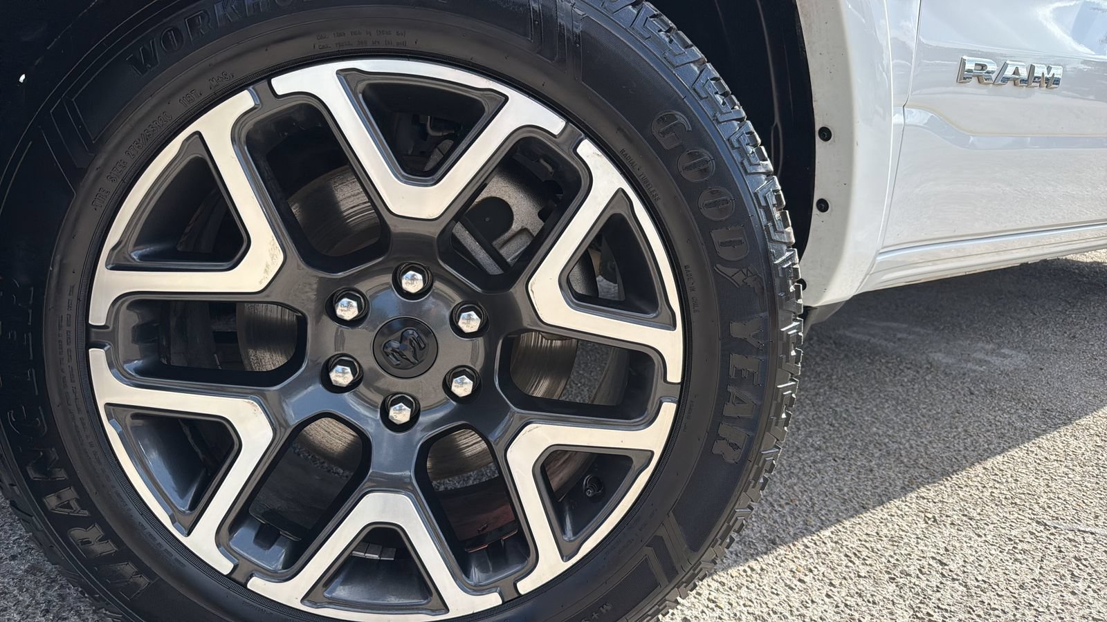 Used 2025 RAM 1500 Laramie AWD/4WD image 30