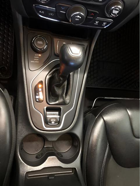 Used 2019 Jeep Cherokee Latitude Plus w/ Cold Weather Group AWD/4WD image 17