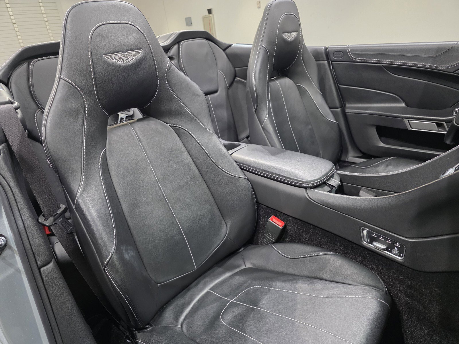 Used 2017 Aston Martin Vanquish Volante RWD image 21