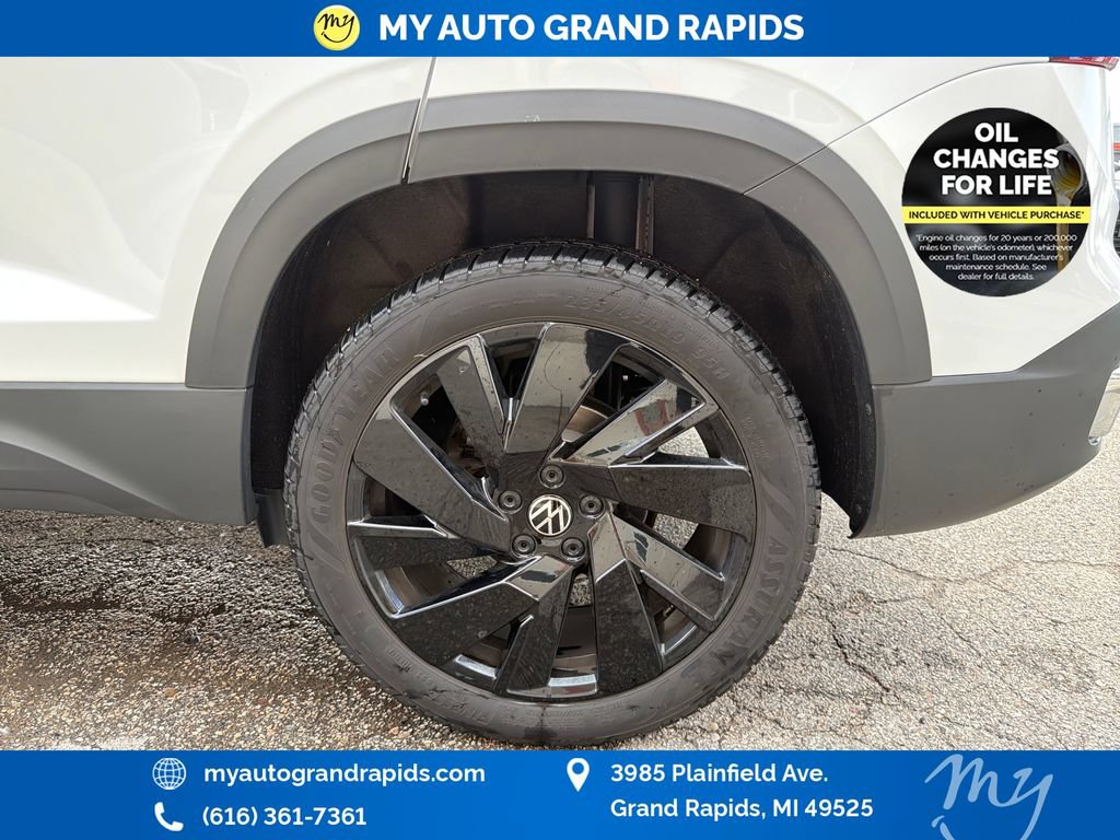Used 2024 Volkswagen Taos SE w/ Panoramic Sunroof Package AWD/4WD image 31