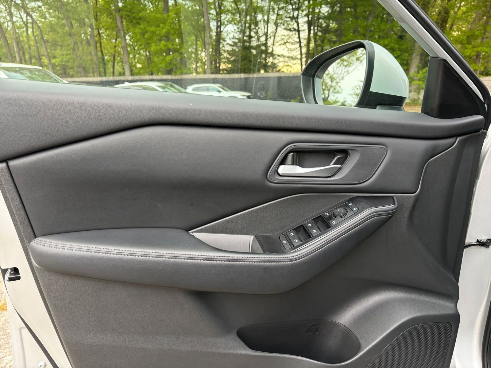 Used 2025 Nissan Rogue SV FWD image 18