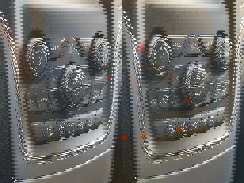 Used 2021 Jeep Grand Cherokee Laredo image 25