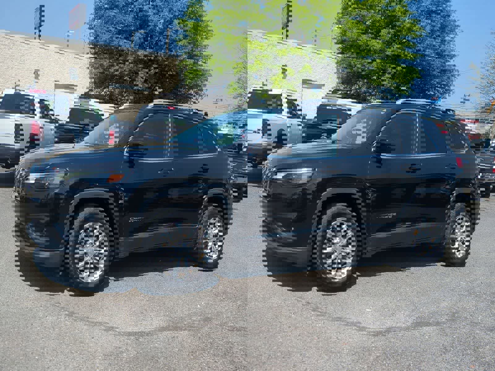 Used 2019 Jeep Cherokee Latitude w/ Popular Appearance Group image 4