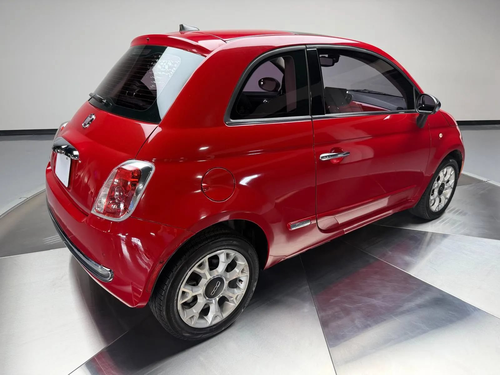 Used 2017 FIAT 500 Lounge FWD image 2